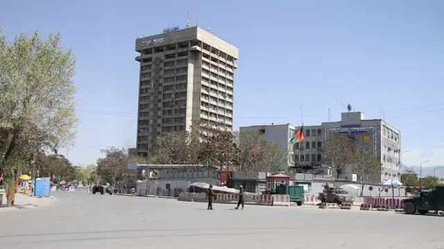 نيويارک ټايمز وايي د اپرېل پر شلمې نېټې کله چې داعش ډلې د افغانستان د مخابراتو پر وزارت بريد وکړ سرتېرو د پېښې په ځاى کې له داعش وسلوالو پاتې داسې يو کلاشينکوف وموند چې څه د پاسه شپېته کاله وړاندې په روسيه کې جوړ شوى و.