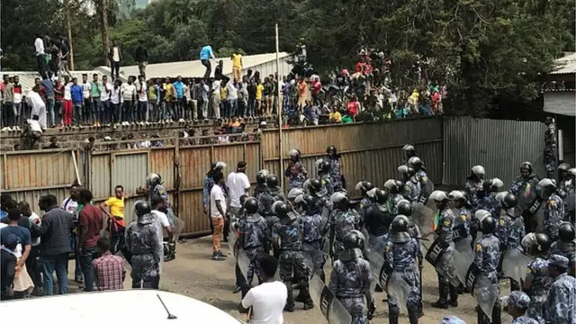 Namoonni shakkamaan poolisiidhaan qabamuu yeroo ilaalan, Waxabajjii 23, 2018.