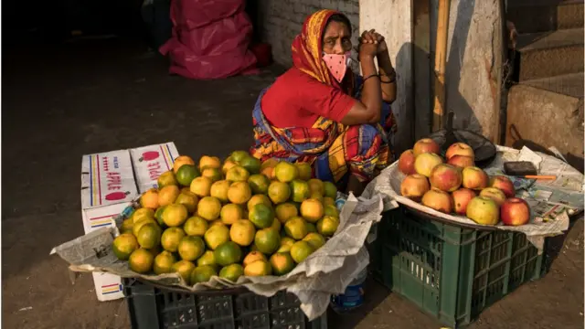 করোনাভাইরাসের প্রাদুর্ভাবের কারণে ক্ষতির মুখে পড়েছেন ক্ষুদ্র ব্যবসায়ীরা।