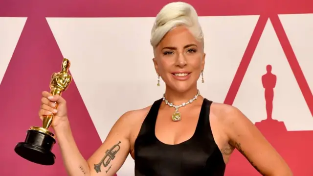 ఉత్తమ పాట: షాలో (ఎ స్టార్ ఈజ్ బోర్న్) - లేడీ గాగా, మార్క్ రాన్సన్, ఆంథొనీ రాసొమాండో, ఆండ్రూ వ్యాట్