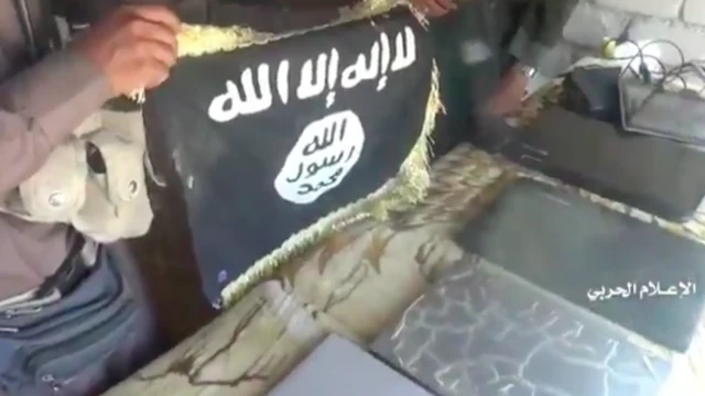 Bendera ISIS ditemukan oleh kelompok Houthi saat melakukan pengerebakan sebuah markas ISIS di Al Bayda, Yaman