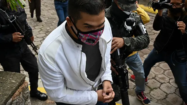 Roberto David Castillo escoltado por la policía y con las manos esposadas