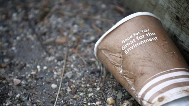 Copopoker 3café jogado no chão