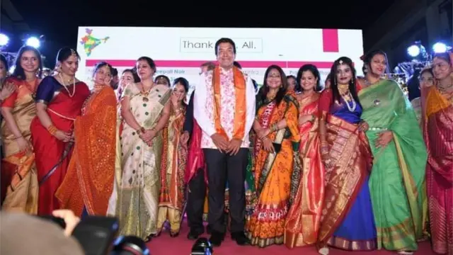 ชัชชาติ สิทธิพันธุ์ ผู้ว่าฯ กทม. ยิ้มแบบเขิน ๆ ให้ช่างภาพถ่ายรูป ท่ามกลางสาวชาวอินเดีย ในระหว่างเปิดงานเทศกาลดิวาลี ที่พาหุรัด-คลองโอ่งอ่าง เมื่อ 21 ต.ค.