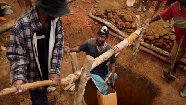 Au péril de sa vie, il brave les fosses profondes et dangereuses des mines.