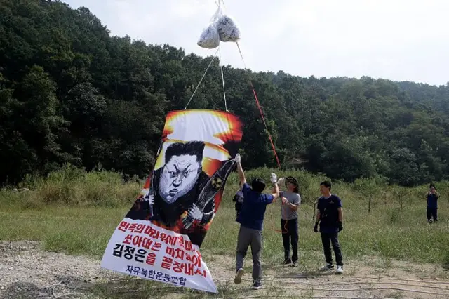 ชาวเกาหลีเหนือที่หนีออกมาจากประเทศและอาศัยในเกาหลีใต้ปัจจุบัน ปล่อยบอลลูนต่อต้านโครงการนิวเคลียรของคิมจองอึน