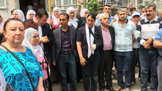 HDP, "Tecrit konusu seçim polemikleri dışında ele alınmalı" diyor.