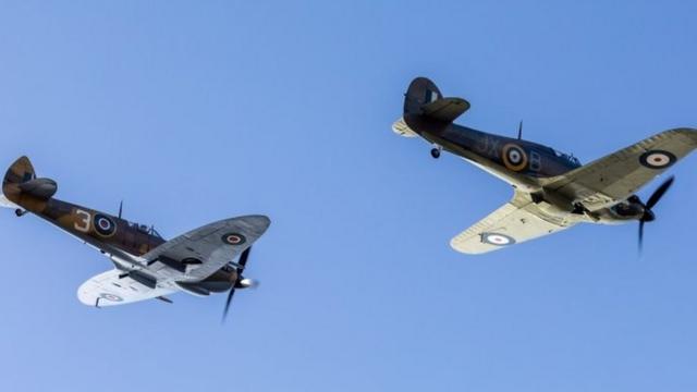 英国皇家空军派出两架飞机飞越摩尔上校家的上空向他致敬；