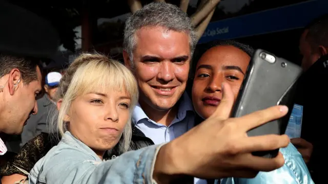 Duque con seguidores