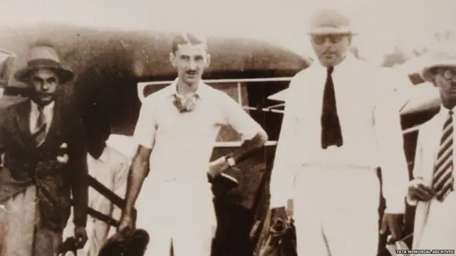 જેઆરડી તાતા કરાચીથી સૌપ્રથમ વાર પ્લેન લઈને મુંબઈ આવ્યા હતા ત્યારની તસવીર