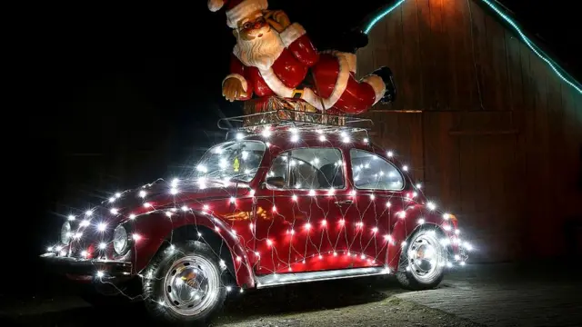 И рождественский Дед Мороз в некоторые дома приезжает на "Жуке"