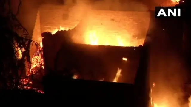 दिल्लीतल्या झोपडपट्टीत भीषण आग