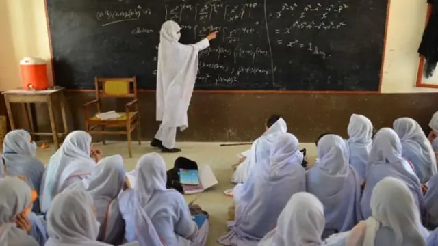 خیبر پښتونخوا کې نژدې یونیم سل زره ښوونکي دولتي پوهنتونونو کې په دنده ګومارل شوي دي