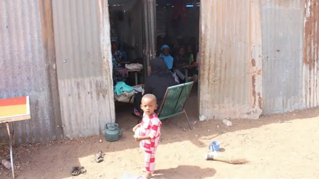 Certains enfants vont à l'école coranique, dans les camps de Faladié et Niamana.
