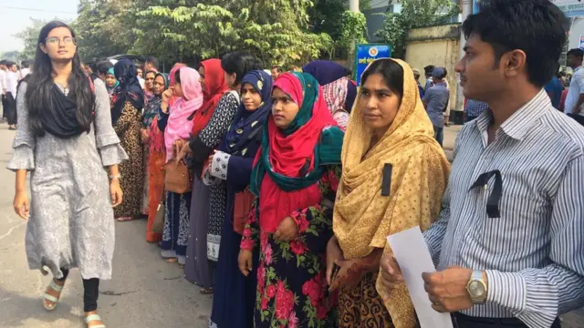 বর্তমান শিক্ষার্থীদের সাথে সাবেক শিক্ষার্থীরাও বিক্ষোভে যোগ দেন