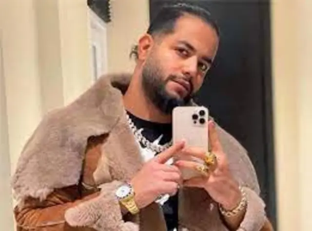 اقای حاتمی از چهره های معروف اینستاگرام است