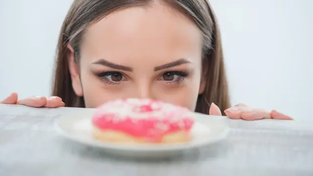 Mujer mirando una rosquilla