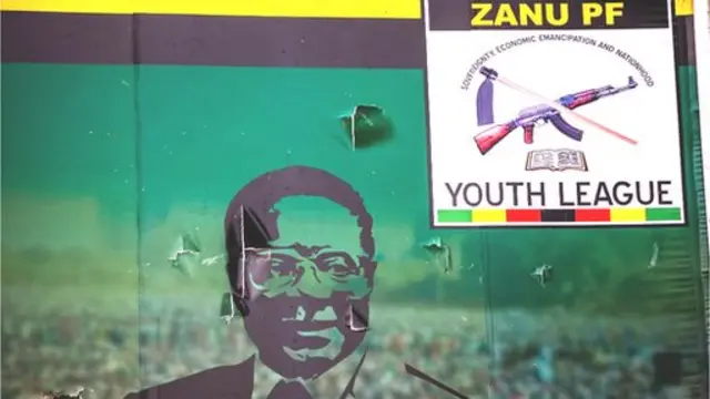 Billboard wey dem tear wey show Robert Mugabe