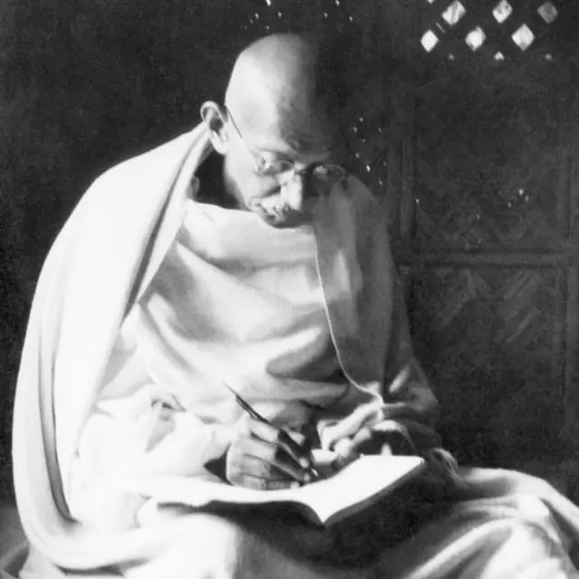 নোয়াখালীর এক কুঁড়েঘরে বাসে চিঠি লিখছেন মি. গান্ধী।