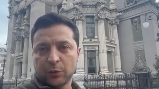 Presidente da Ucrânia Volodymyr Zelensky na frente da Casa com Quimeras