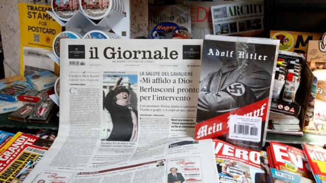 Jornal Il Giornale na banca com livroblaze jetxHitler