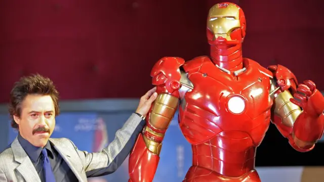 Robert Downey Jr. con un modelo de Iron Man