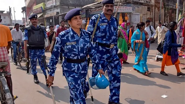 సుప్రీం తుది తీర్పు నేపథ్యంలో అయోధ్యలో భారీ బందోబస్తు