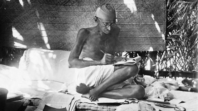 甘地的非暴力抗议证明比暴力更加有说服力。