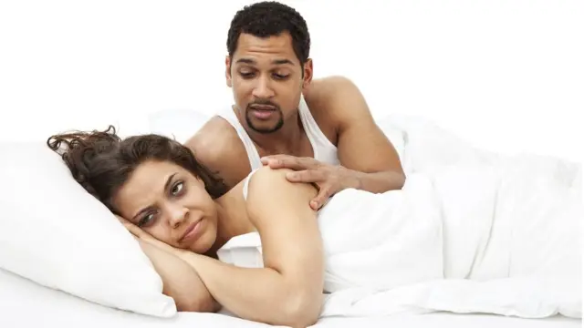 Nwoke na nwaanyị dina n'akwa