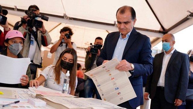 Zuluaga vota en las elecciones del 13M en Colombia