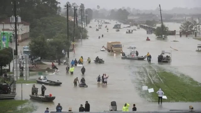 Lượng mưa lớn chưa từng có gây ngập nặng ở nhiều khu vực thuộc Houston.