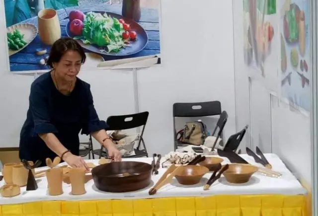 သပ်ယပ် အဆင့်မီတဲ့ သစ်သား စားပွဲတင်နဲ့ မီးဖိုသုံး ပစ္စည်းတွေကို ကုန်စည်ပြပွဲတွေမှာ ခင်းကျင်းပြ