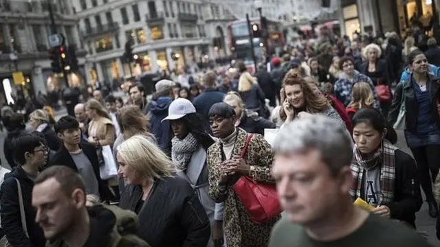 натовп біля магазинів