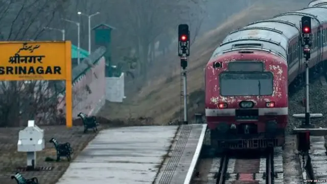 શ્રીનગરમાં ટ્રેનની તસવીર