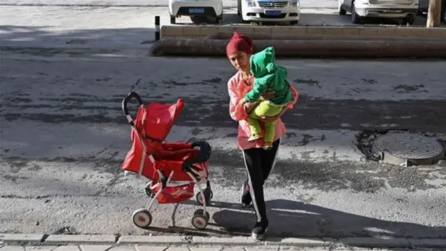 قال الباحث في التقرير إن نساء الإيغور واجهن برنامجا "لا يرحم" لتحديد النسل