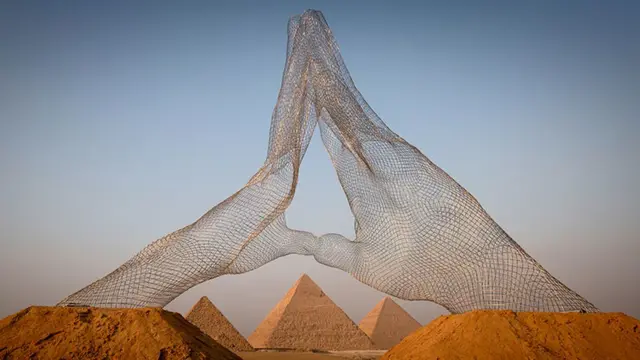 معرض فني بالقرب من أهرام الجيزة