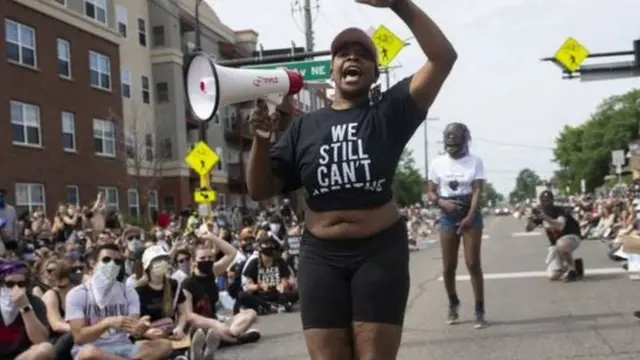 মিনিয়াপোলিসের পুলিশ বিভাগ ভেঙ্গে দেওয়ার দাবিতে সমাবেশ