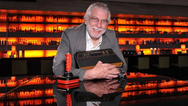 Nolan Bushnell segurando console do Atari