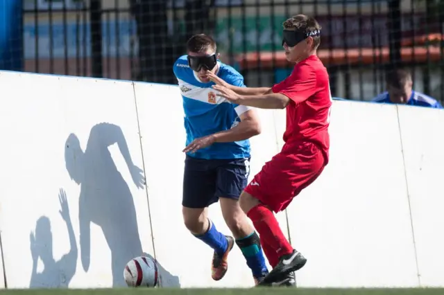 Люди с нарушением зрения играют в футбол