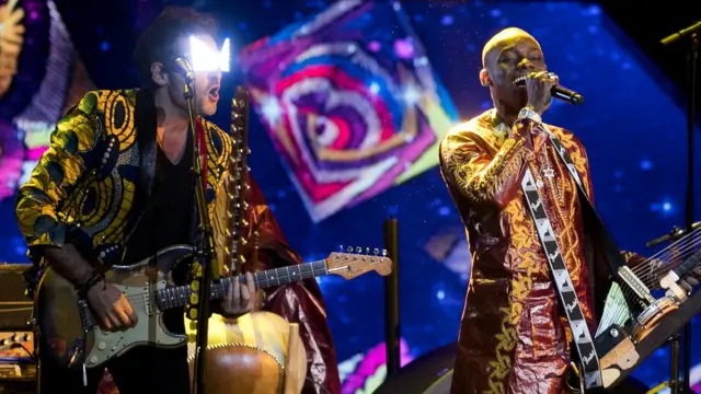 Les chanteurs Matthieu Chedid et Sidiki Diabate sur scène avec Fatoumata Diawara se produisent lors des 33èmes Victoires de la Musique 2018