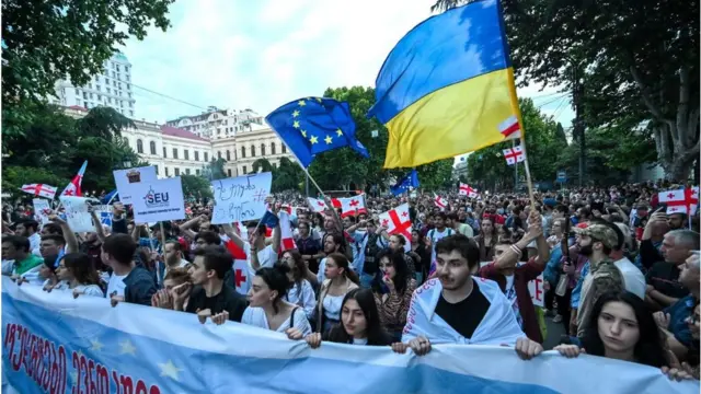 Флаги Украины, Грузии и ЕС на акции в Тбилиси