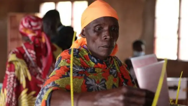 Umukenyezi ari gutora mu matora atatu yo kuwa 20/05/2020