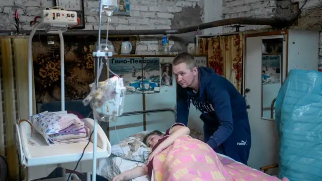 한 산모가 병원 지하실에서 출산을 기다리고 있다