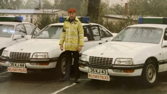 Британський поліцейський біля машини