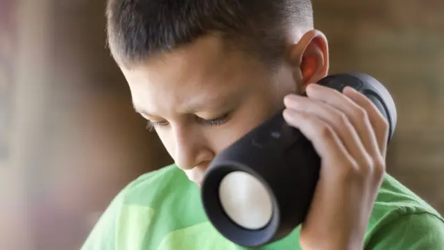 niño con parlante inteligente