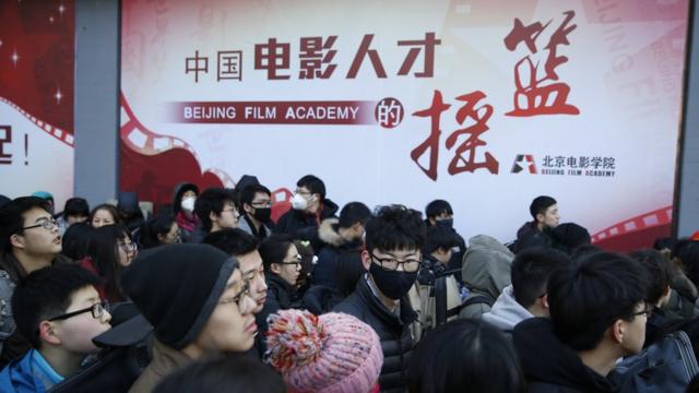 2月8日，北京电影学院2017年艺考拉开帷幕，怀揣艺术梦想的年轻人齐聚北京，施展才艺，希望获得心仪高校的录取通知书。图为考生在学校里候考。