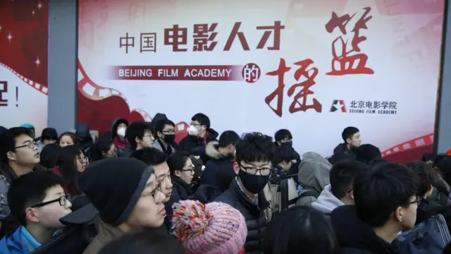 2月8日，北京电影学院2017年艺考拉开帷幕，怀揣艺术梦想的年轻人齐聚北京，施展才艺，希望获得心仪高校的录取通知书。图为考生在学校里候考。