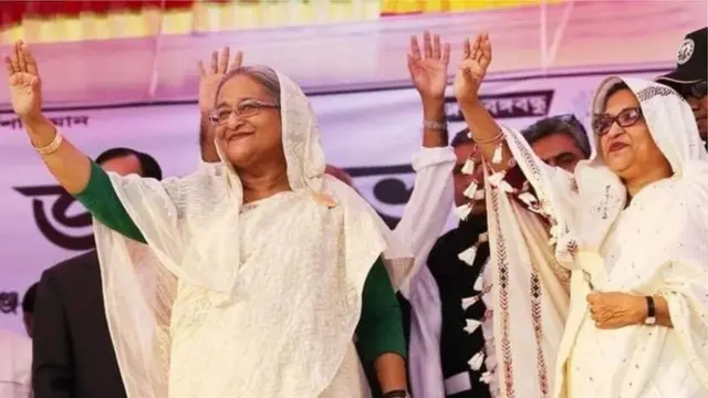 টুঙ্গিপাড়া থেকে প্রচারাভিযান শুরু করেছেন শেখ হাসিনা। সঙ্গে ছিলেন ছোট বোন শেখ রেহানা।