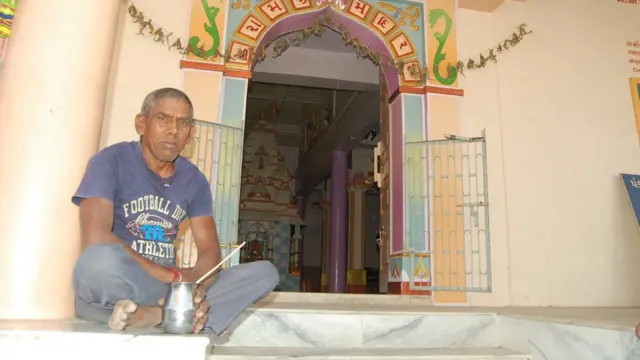 મંદિરે બેઠેલા વ્યક્તિ