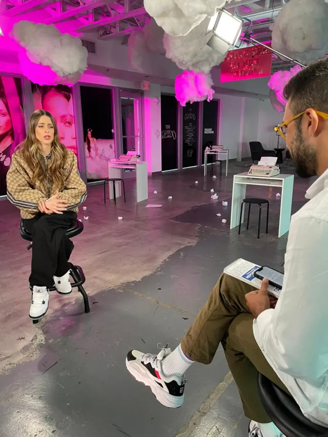 Tini en entrevista con BBC Mundo en las oficinas de Sony Music en Miami